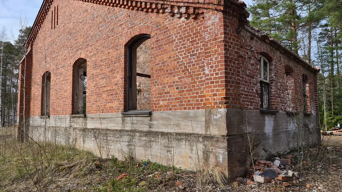 Why Abandoned Places Fascinate So Many People featured image