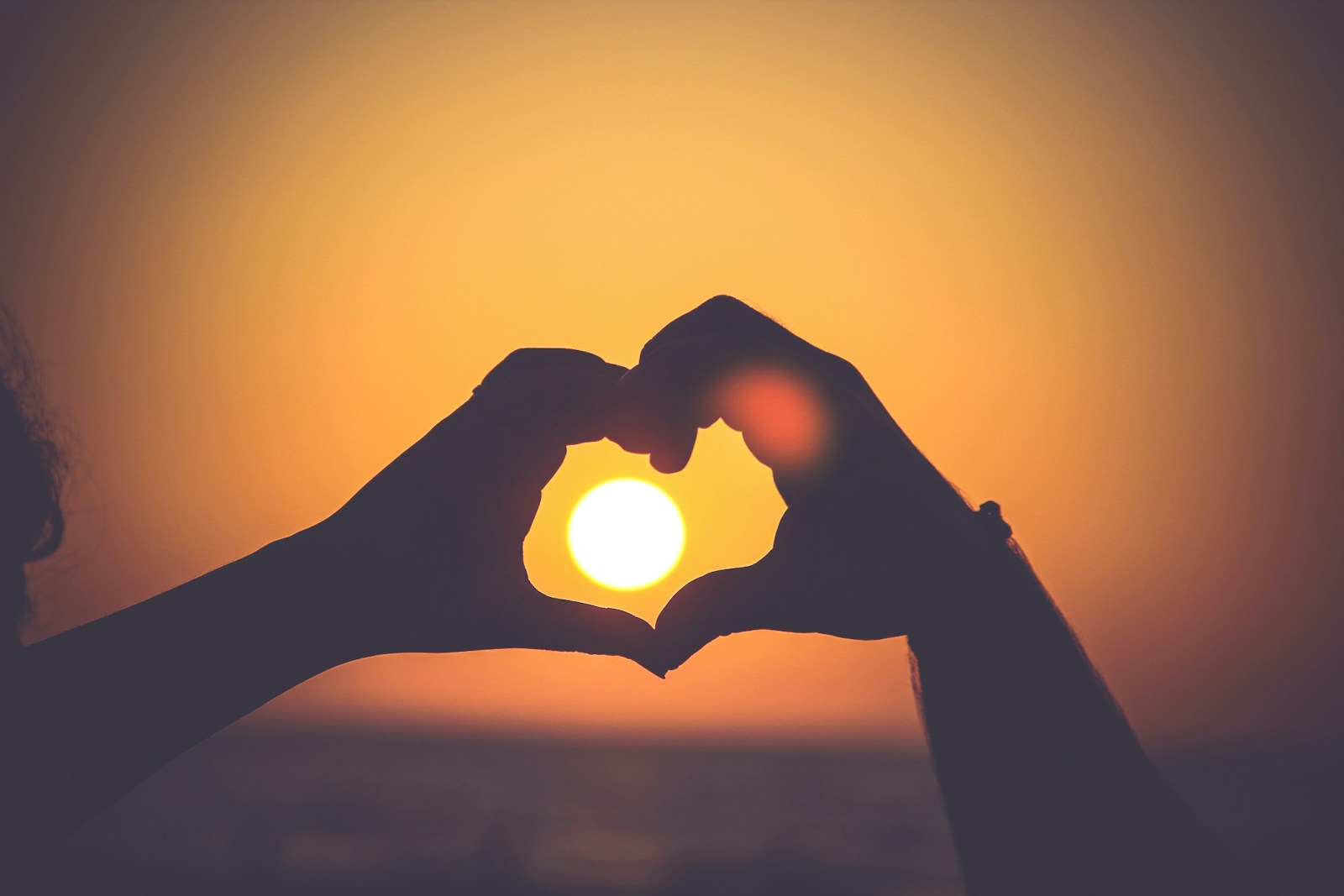Relationship Experts Say These 7 Habits Kill Love Fast